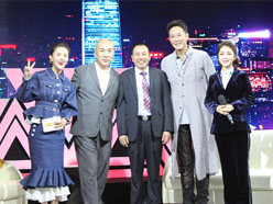 新望董事長(zhǎng)羅永輝與著名歌星劉尊老師、汪正正老師、郭津彤老師、主持人雅琪在北京電視臺(tái)錄制節(jié)目現(xiàn)場(chǎng)親切合影